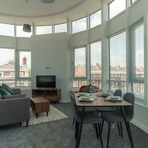 Stunning 2 Bedroom In Apartment