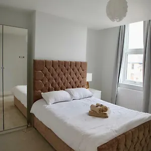 https://lawn-house.cambridgehotelsuk.com